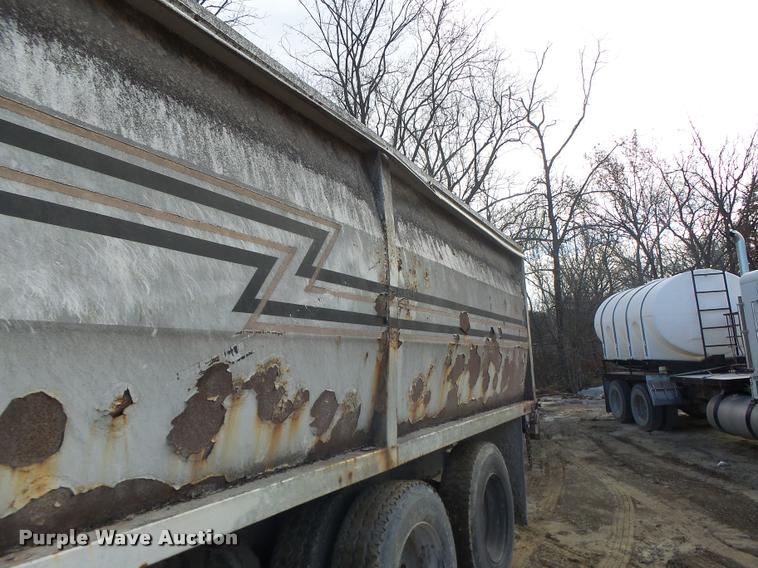 image for item K5539 1995 Ford LTL9000 dump truck