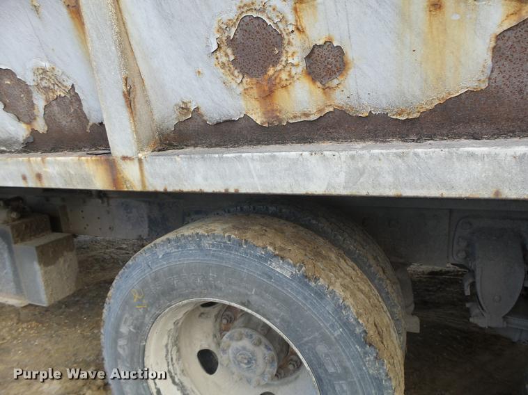 image for item K5539 1995 Ford LTL9000 dump truck