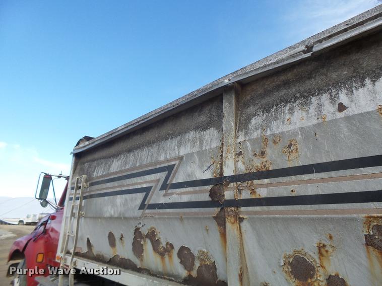 image for item K5539 1995 Ford LTL9000 dump truck