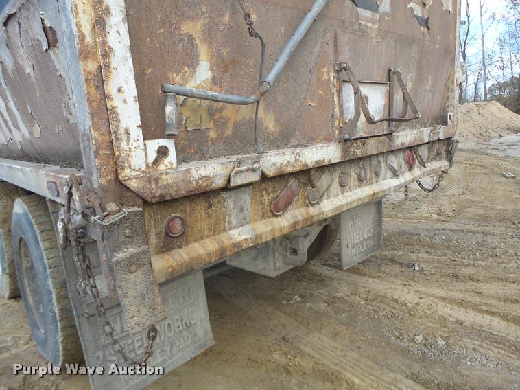 image for item K5539 1995 Ford LTL9000 dump truck