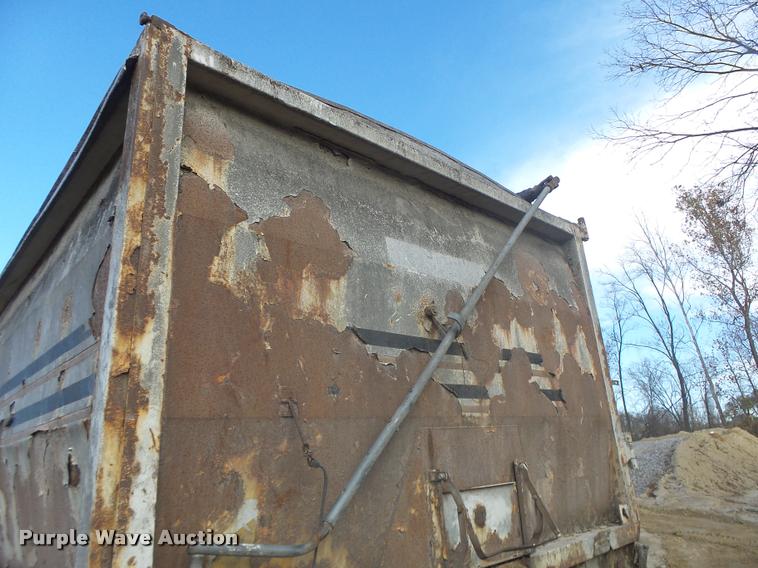 image for item K5539 1995 Ford LTL9000 dump truck