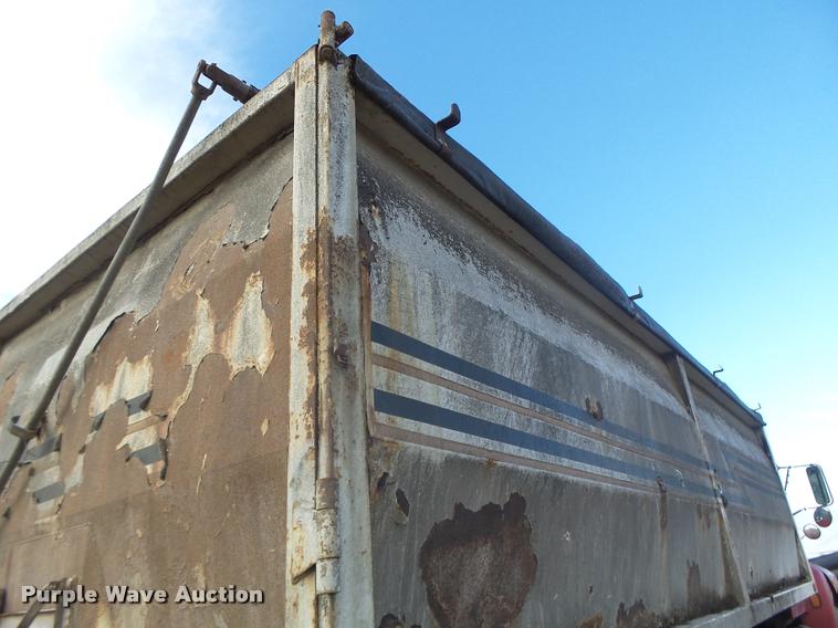 image for item K5539 1995 Ford LTL9000 dump truck