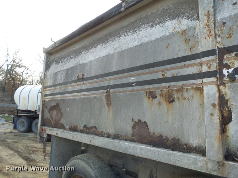 image for item K5539 1995 Ford LTL9000 dump truck