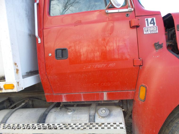 image for item K5539 1995 Ford LTL9000 dump truck