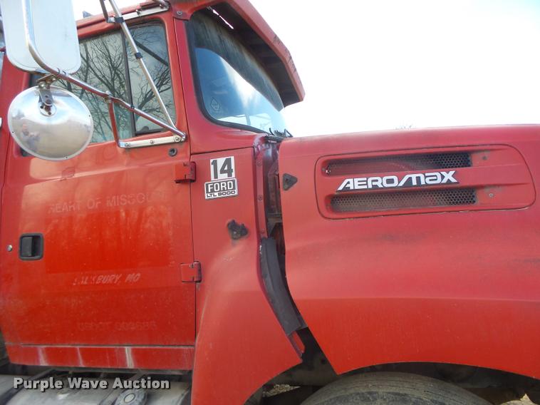 image for item K5539 1995 Ford LTL9000 dump truck