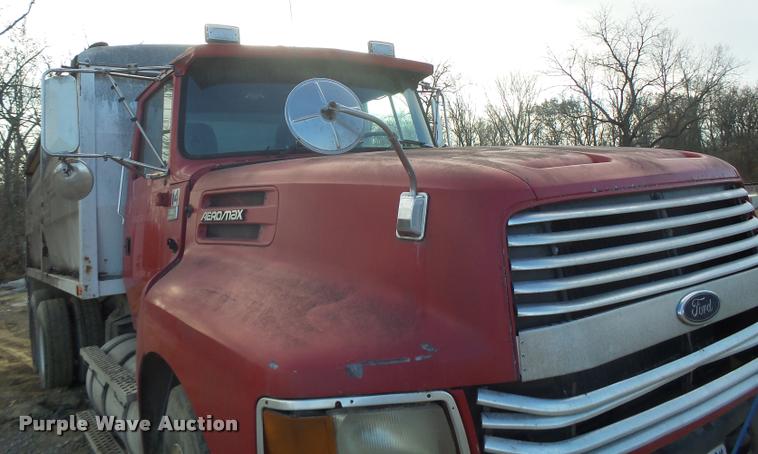 image for item K5539 1995 Ford LTL9000 dump truck