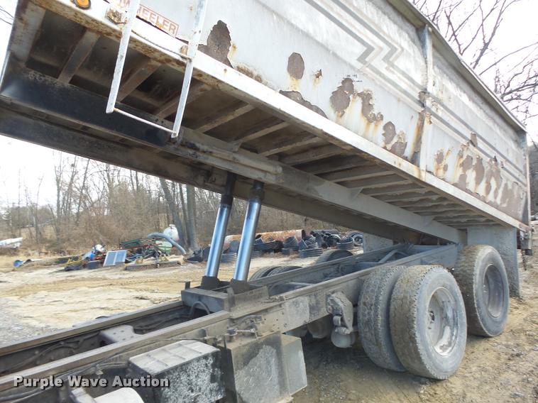 image for item K5539 1995 Ford LTL9000 dump truck