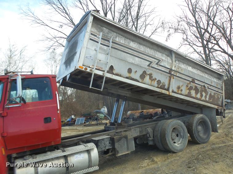 image for item K5539 1995 Ford LTL9000 dump truck