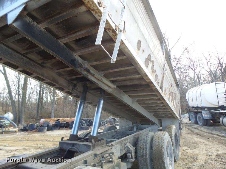 image for item K5539 1995 Ford LTL9000 dump truck