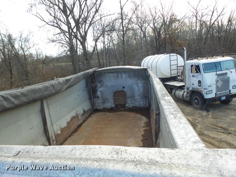 image for item K5539 1995 Ford LTL9000 dump truck