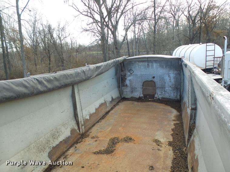 image for item K5539 1995 Ford LTL9000 dump truck