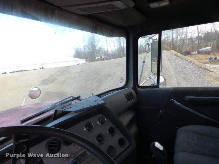 image for item K5539 1995 Ford LTL9000 dump truck
