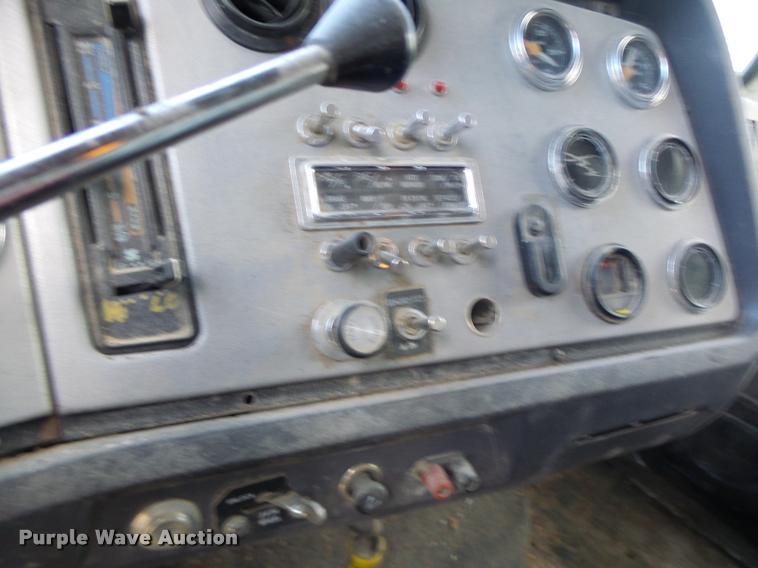 image for item K5539 1995 Ford LTL9000 dump truck