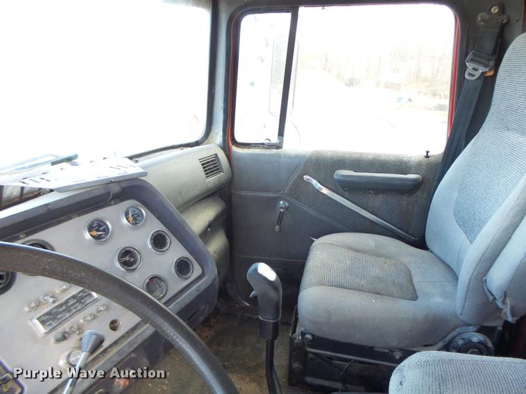 image for item K5539 1995 Ford LTL9000 dump truck