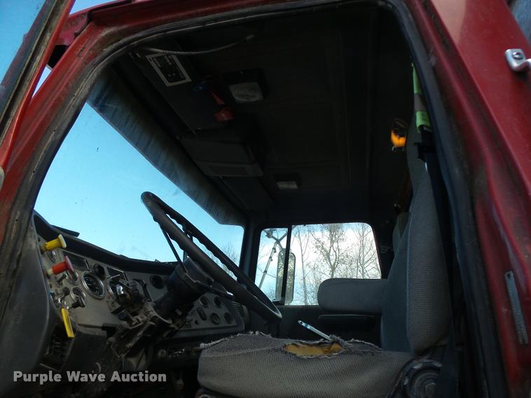 image for item K5539 1995 Ford LTL9000 dump truck