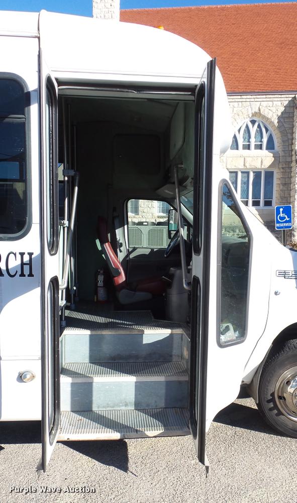 image for item K8046 2002 Ford Econoline E350 Super Duty Startcarft Coach shuttle bus