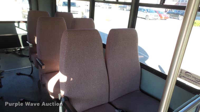 image for item K8046 2002 Ford Econoline E350 Super Duty Startcarft Coach shuttle bus