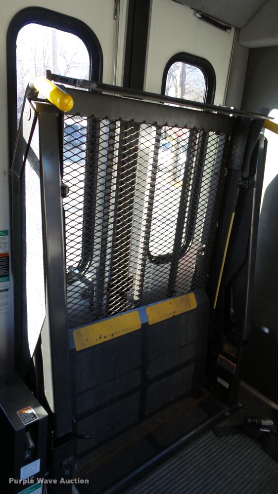 image for item K8046 2002 Ford Econoline E350 Super Duty Startcarft Coach shuttle bus