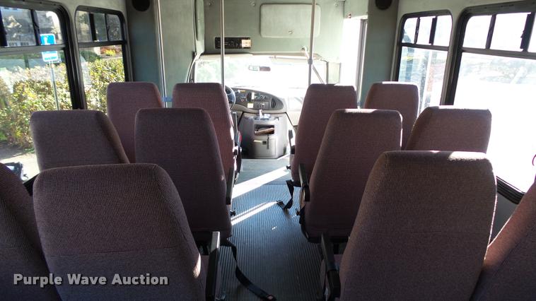 image for item K8046 2002 Ford Econoline E350 Super Duty Startcarft Coach shuttle bus