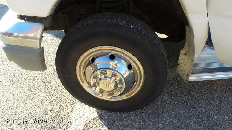 image for item K8046 2002 Ford Econoline E350 Super Duty Startcarft Coach shuttle bus