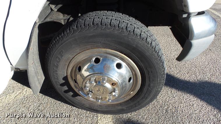 image for item K8046 2002 Ford Econoline E350 Super Duty Startcarft Coach shuttle bus