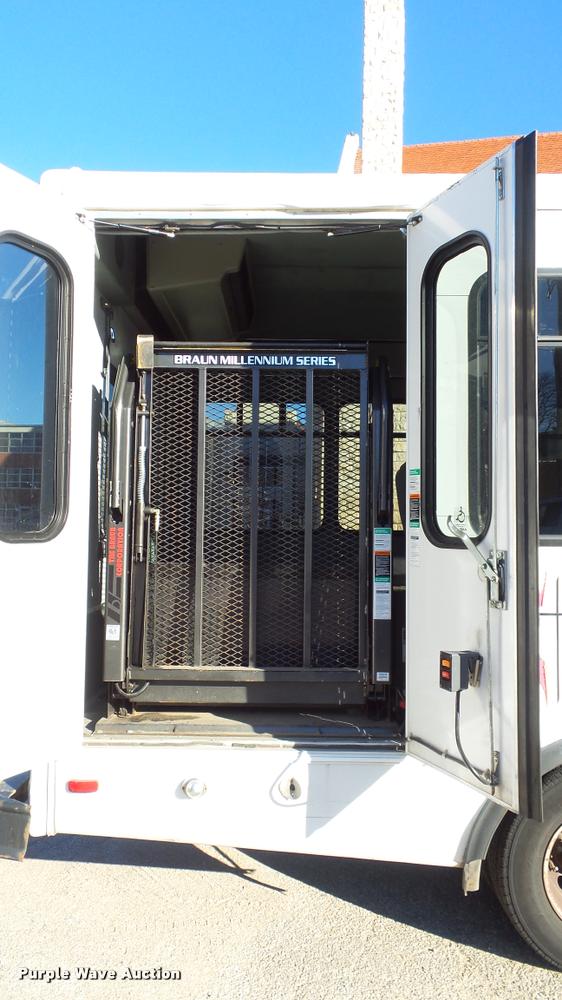 image for item K8046 2002 Ford Econoline E350 Super Duty Startcarft Coach shuttle bus