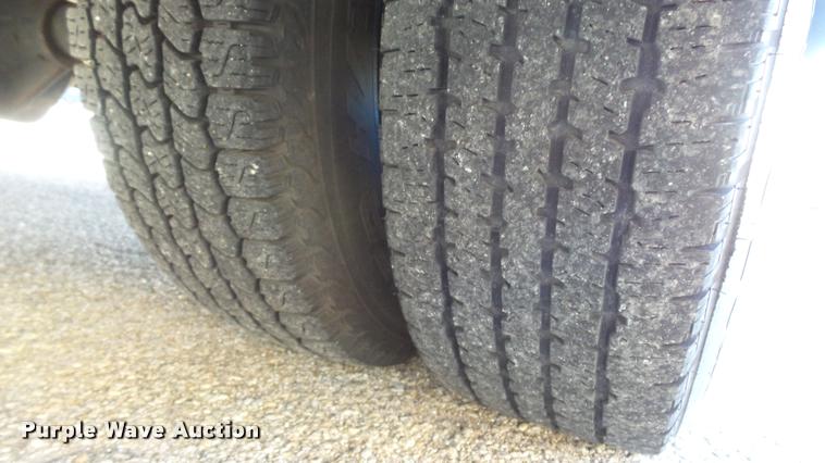 image for item K8046 2002 Ford Econoline E350 Super Duty Startcarft Coach shuttle bus