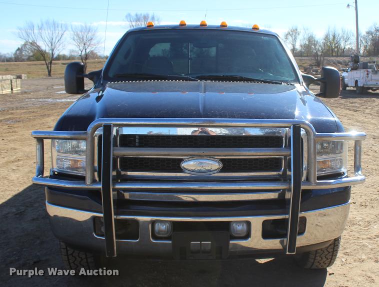 image for item L2999 2005 Ford F250 Super Duty Lariat FX4 Crew Cab pickup truck