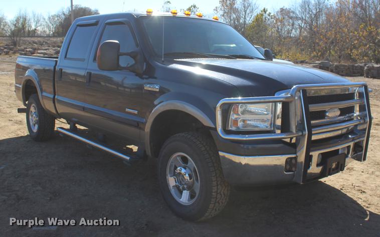 image for item L2999 2005 Ford F250 Super Duty Lariat FX4 Crew Cab pickup truck