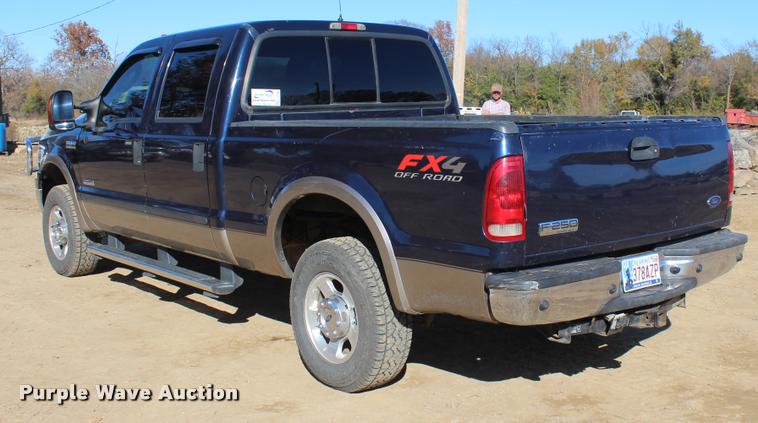 image for item L2999 2005 Ford F250 Super Duty Lariat FX4 Crew Cab pickup truck