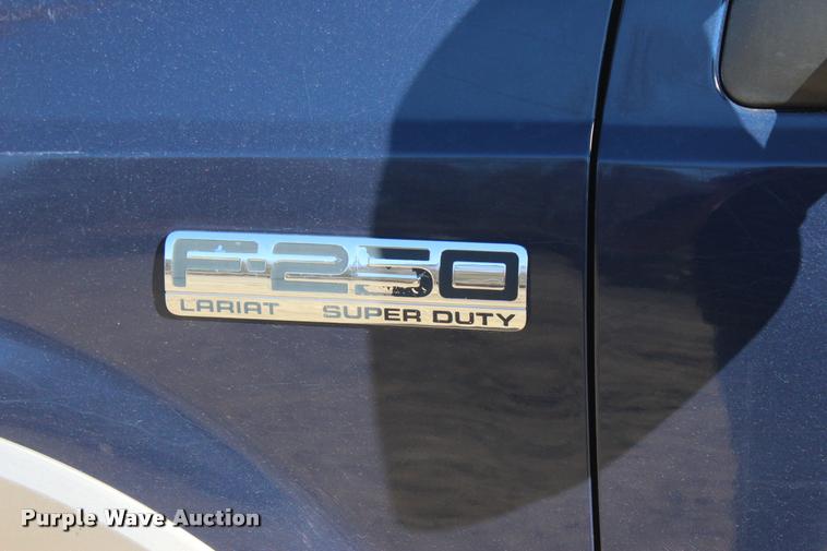 image for item L2999 2005 Ford F250 Super Duty Lariat FX4 Crew Cab pickup truck