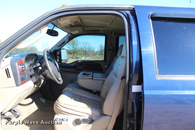 image for item L2999 2005 Ford F250 Super Duty Lariat FX4 Crew Cab pickup truck