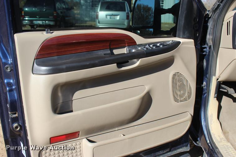 image for item L2999 2005 Ford F250 Super Duty Lariat FX4 Crew Cab pickup truck