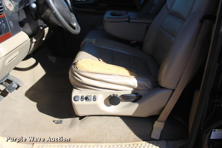 image for item L2999 2005 Ford F250 Super Duty Lariat FX4 Crew Cab pickup truck