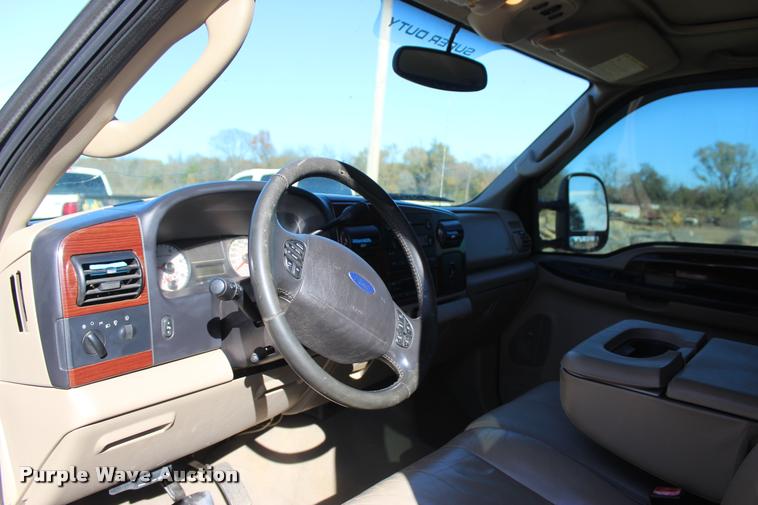 image for item L2999 2005 Ford F250 Super Duty Lariat FX4 Crew Cab pickup truck