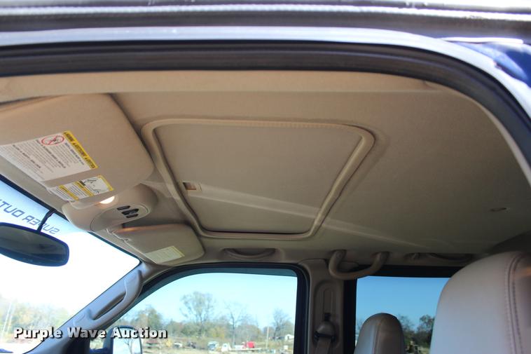 image for item L2999 2005 Ford F250 Super Duty Lariat FX4 Crew Cab pickup truck