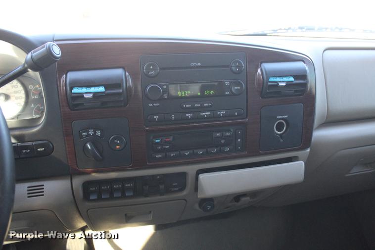 image for item L2999 2005 Ford F250 Super Duty Lariat FX4 Crew Cab pickup truck