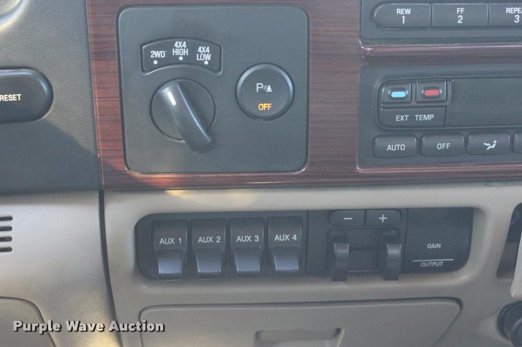 image for item L2999 2005 Ford F250 Super Duty Lariat FX4 Crew Cab pickup truck