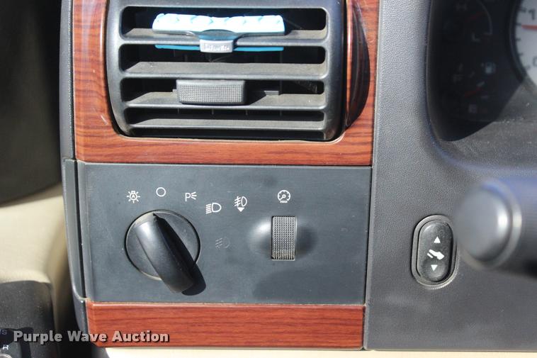 image for item L2999 2005 Ford F250 Super Duty Lariat FX4 Crew Cab pickup truck