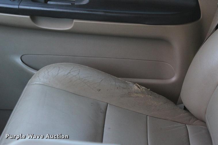 image for item L2999 2005 Ford F250 Super Duty Lariat FX4 Crew Cab pickup truck