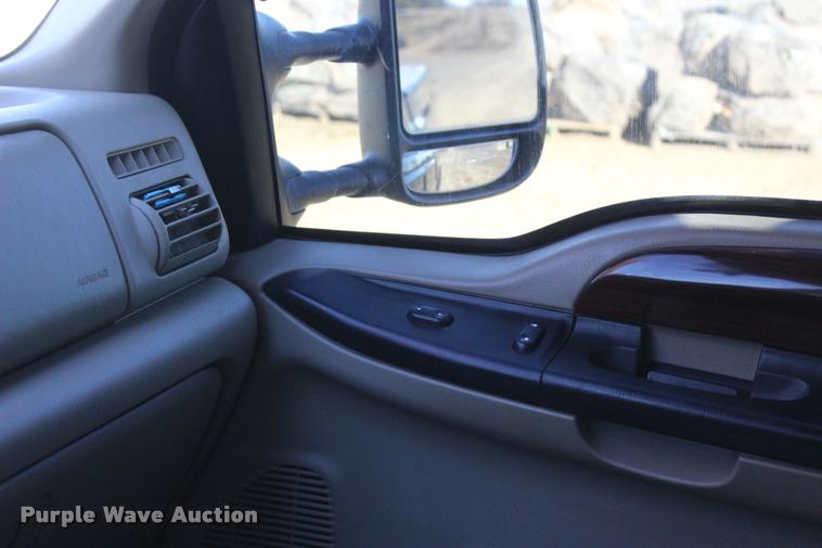 image for item L2999 2005 Ford F250 Super Duty Lariat FX4 Crew Cab pickup truck