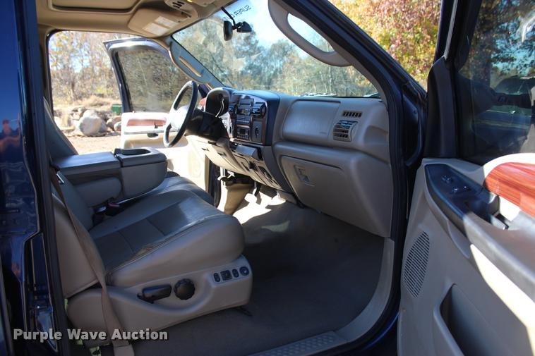 image for item L2999 2005 Ford F250 Super Duty Lariat FX4 Crew Cab pickup truck