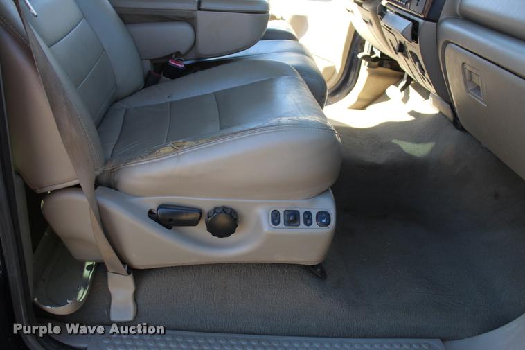 image for item L2999 2005 Ford F250 Super Duty Lariat FX4 Crew Cab pickup truck