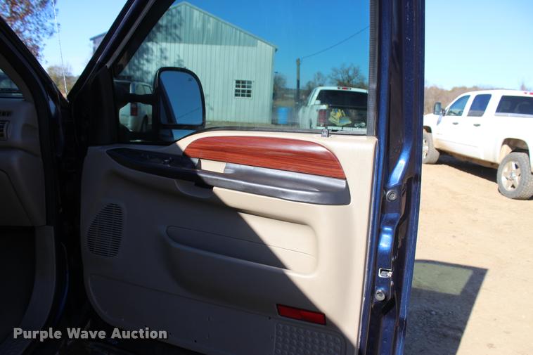 image for item L2999 2005 Ford F250 Super Duty Lariat FX4 Crew Cab pickup truck