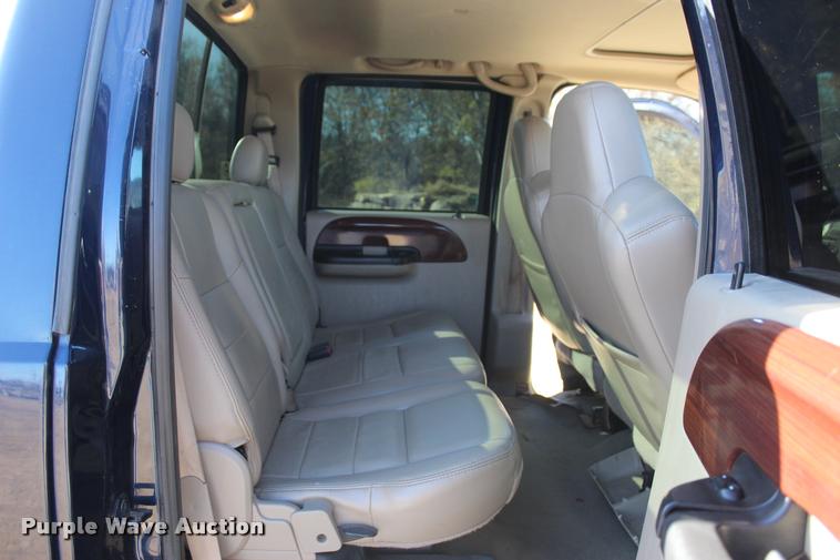 image for item L2999 2005 Ford F250 Super Duty Lariat FX4 Crew Cab pickup truck