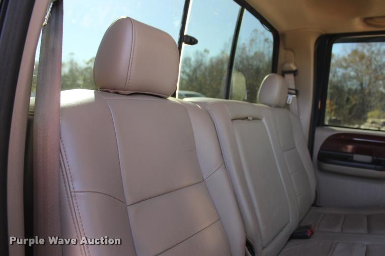 image for item L2999 2005 Ford F250 Super Duty Lariat FX4 Crew Cab pickup truck