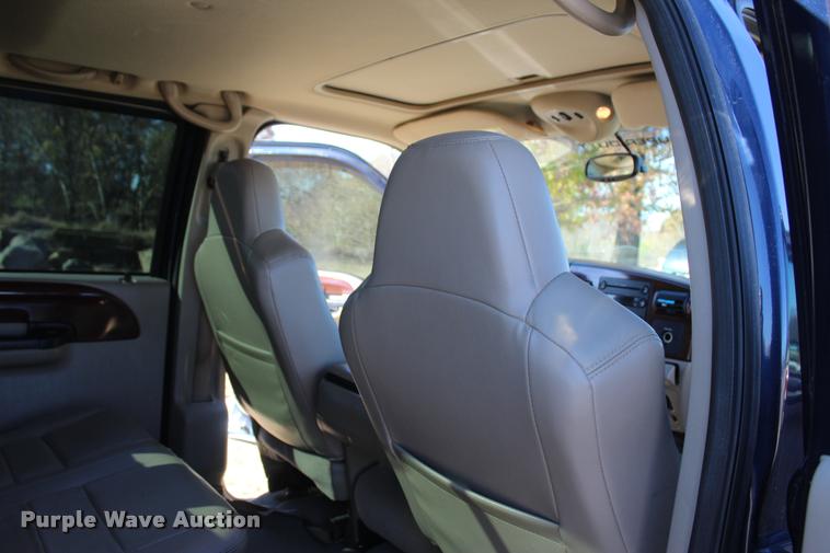 image for item L2999 2005 Ford F250 Super Duty Lariat FX4 Crew Cab pickup truck