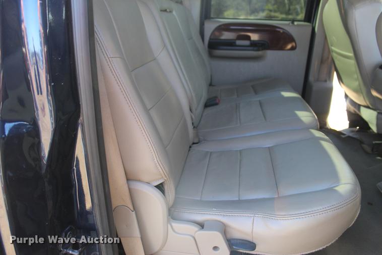 image for item L2999 2005 Ford F250 Super Duty Lariat FX4 Crew Cab pickup truck