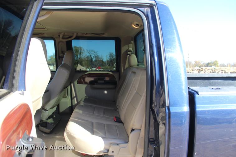 image for item L2999 2005 Ford F250 Super Duty Lariat FX4 Crew Cab pickup truck