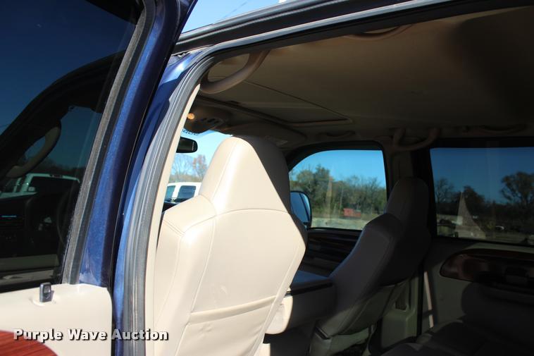 image for item L2999 2005 Ford F250 Super Duty Lariat FX4 Crew Cab pickup truck